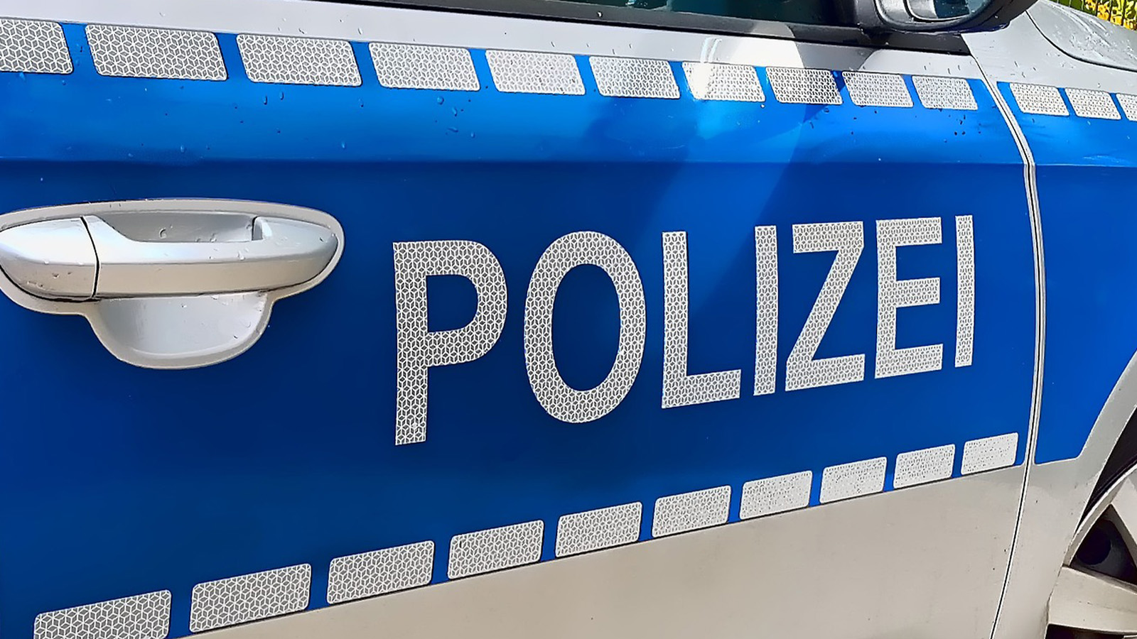 Polizei Höxter sucht Zeugen nach Unfallflucht in Beverunger Lindenstraße