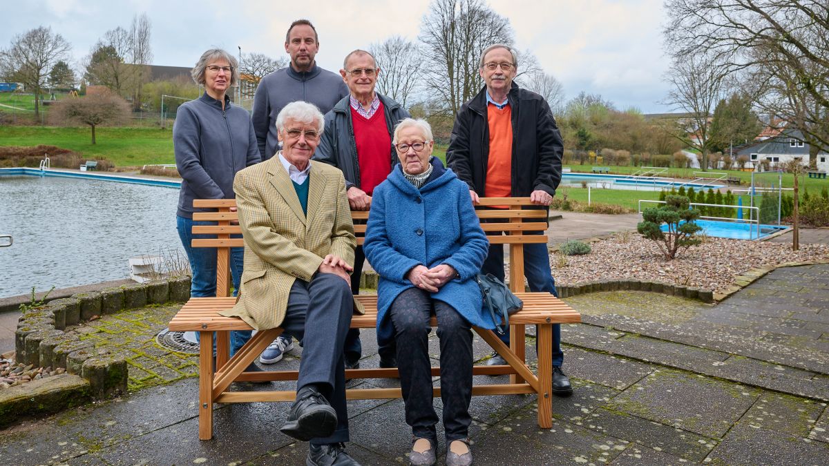 Chorgemeinschaft stiftet Freibadverein zwei Bänke