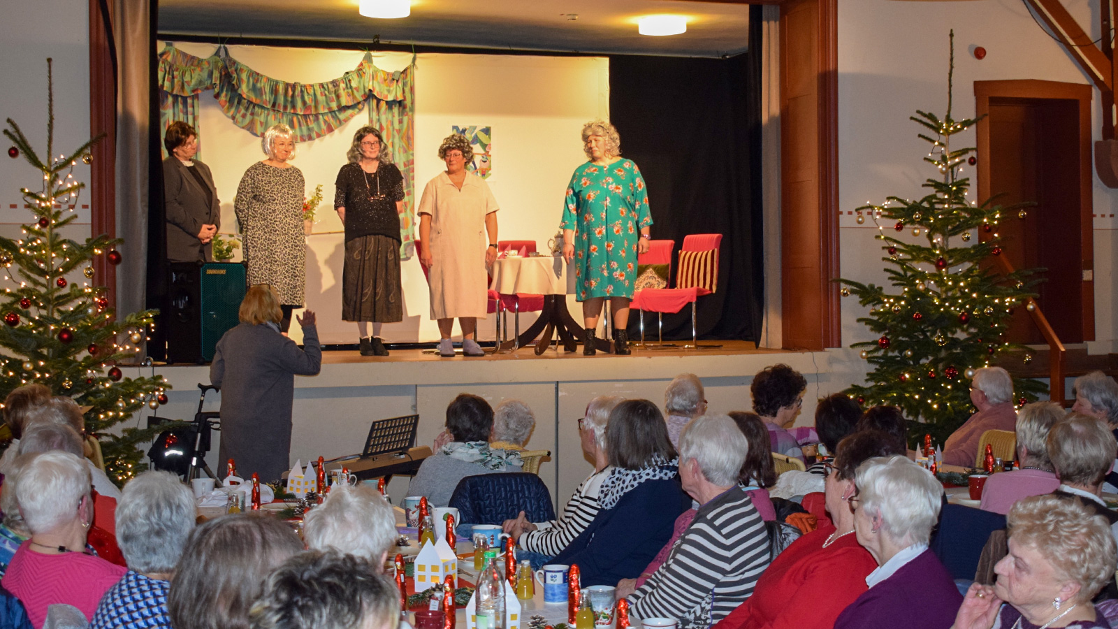 Landfrauenverein Lauenförde-Meinbrexen feiert stimmungsvolle Weihnachtsfeier mit über 100 Teilnehmerinnen