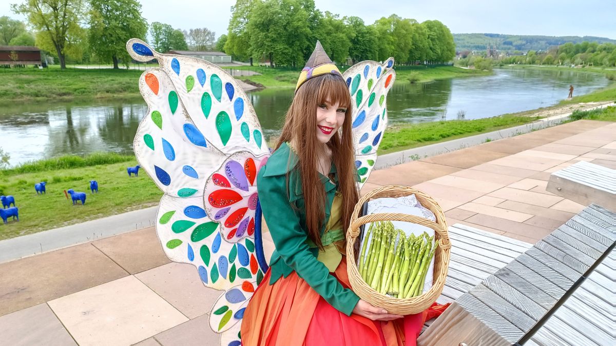 Schlemmen, Schlendern und Live-Musik am Weserufer Die Spargel- und Erdbeermeile lockt am 14. und 15. Juni bei freiem Eintritt an Höxters Flusspromenade. Es gibt köstliches Stangengemüse und süße Früchte. Genuss am Fluss in Höxter: Am 14. und 15. Juni ist 