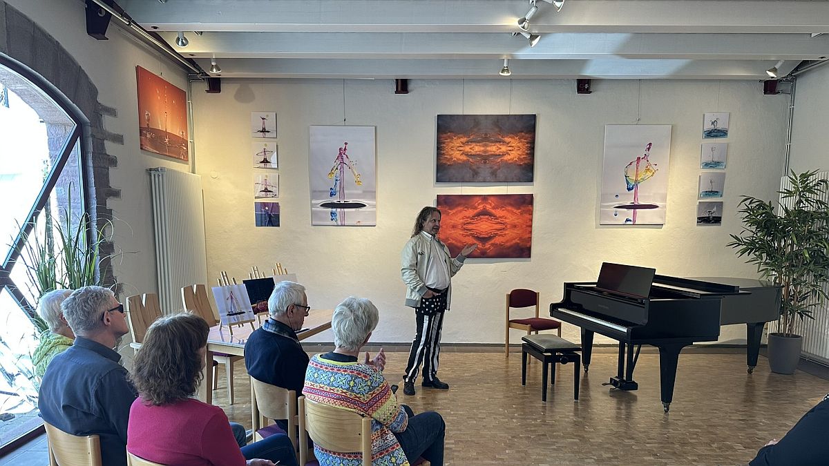 Erfolgreiche Vernissage „Fotomomente“ von Jörg Weiß im Alten Rathaus Stadtoldendorf