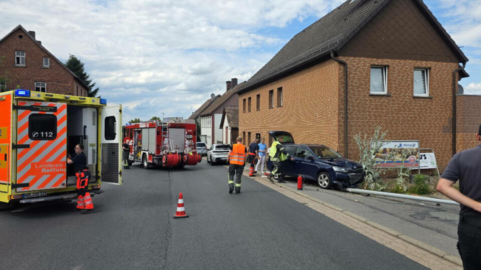 Pkw prallt in Scharfoldendorf gegen Hauswand – Fahrer verletzt ins Krankenhaus gebracht