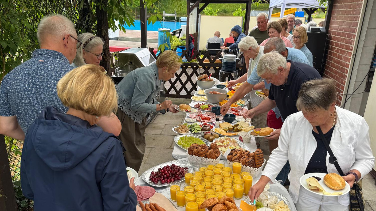 Tradition im Freibad Stadtoldendorf: Saisonfrühstück bringt Badegäste und Förderverein zusammen