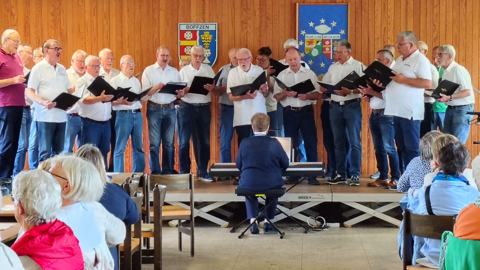 Singgemeinschaft Boffzen-Fürstenberg und Rainbow Singers begeistern Publikum bei Schlagerrevue