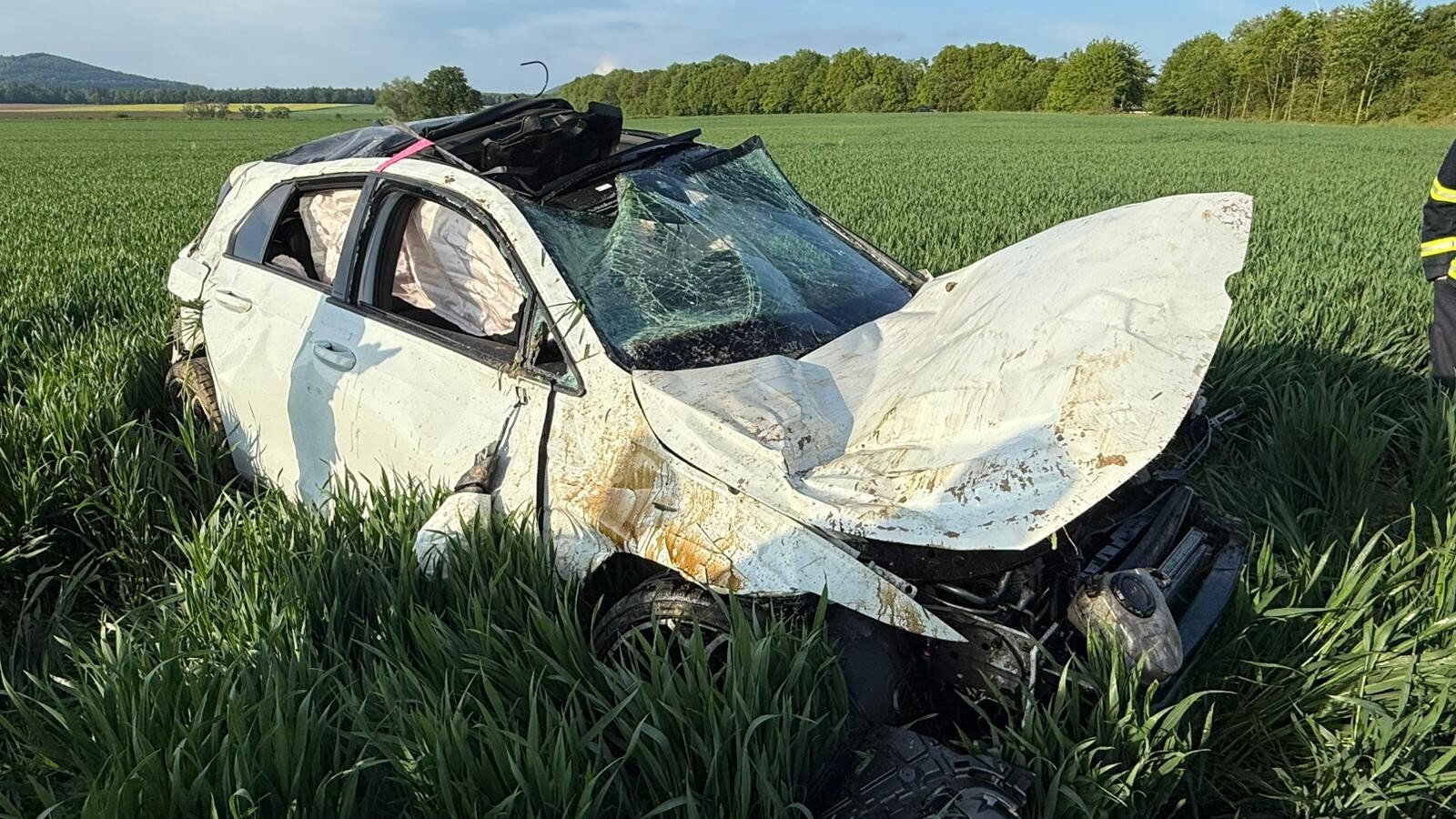Mehrfach überschlagen und auf dem Feld gelandet: Feuerwehr nach Verkehrsunfall auf der L 583 im Einsatz
