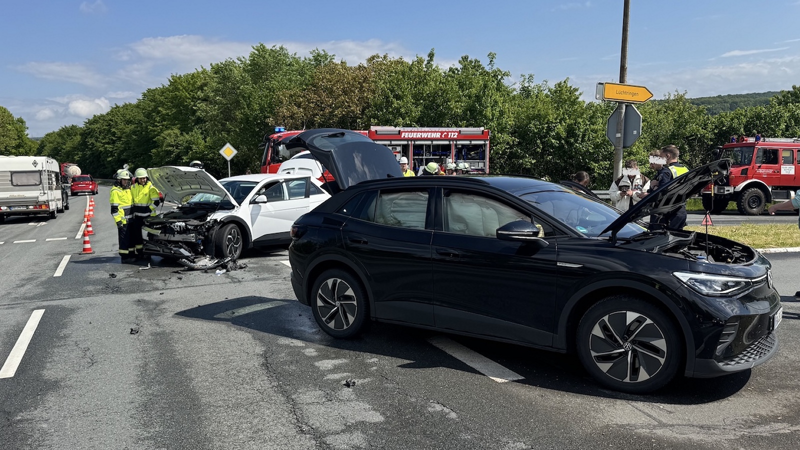 Schwerer Unfall auf der K 46 bei Lüchtringen: Zwei E-Autos nach Kollision nur noch Schrott