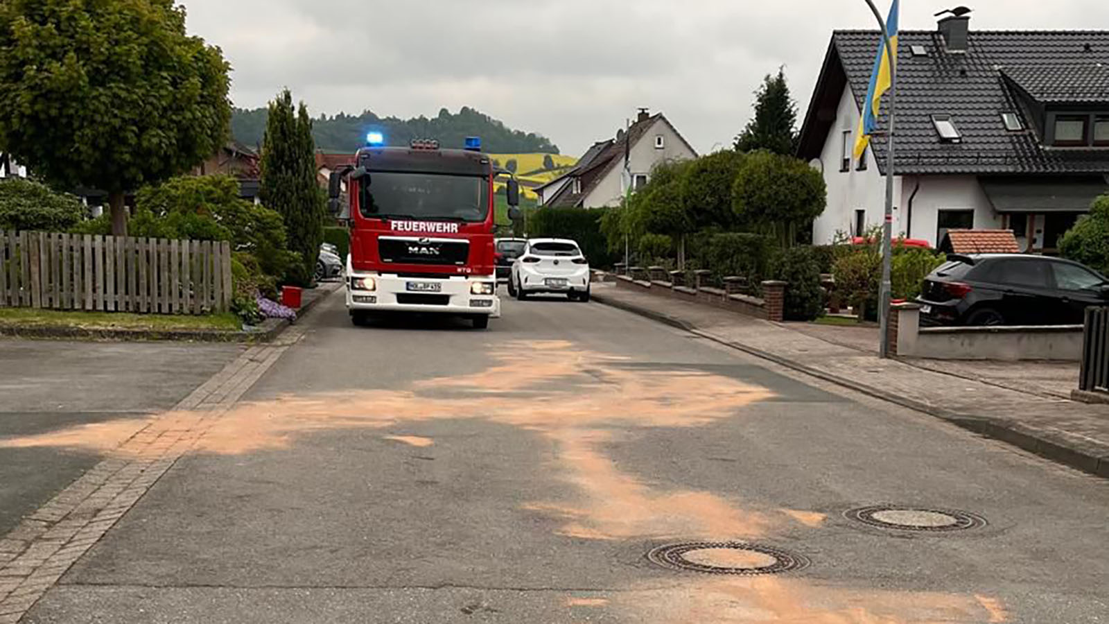 Gefahr auf der Fahrbahn: Ortsfeuerwehr Heinsen beseitigt Ölspur am Dienstagabend