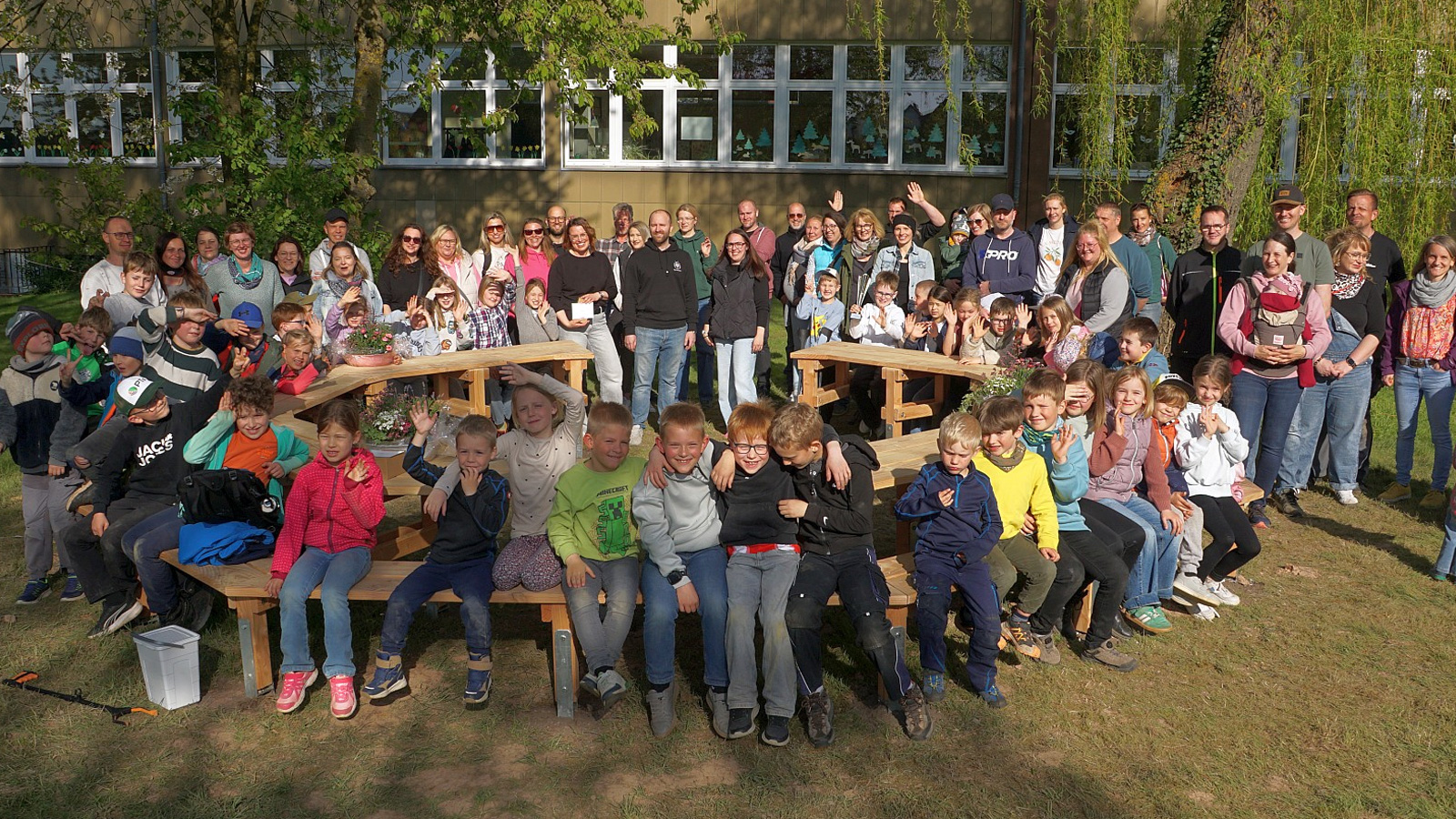 Müllsammelaktion und neue Holzbank: Grundschule Deensen setzt Zeichen für Gemeinschaft und Umwelt