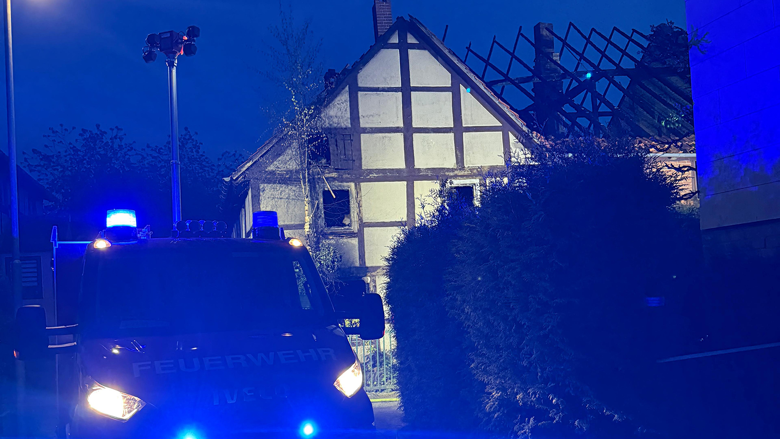 Sorge nach Brand in Bremke: Wieder Rauch aus dem Brandobjekt – Feuerwehr löscht Glutneste