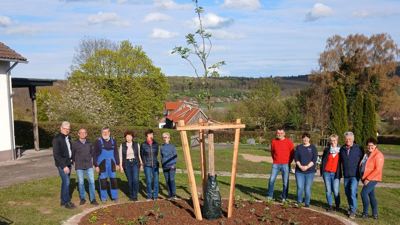 Arbeitskreis „Lenne wird schöner“ gestaltet Friedhof mit neuen Bestattungsformen und Baumpflanzungen