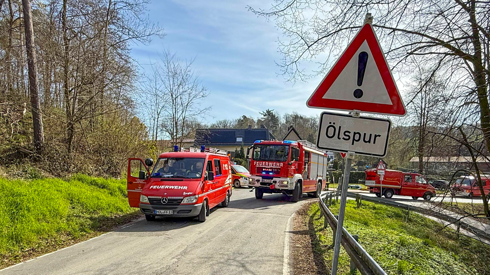 Feuerwehren beseitigen Ölspur zwischen Schorborn und Deensen auf mehreren Straßenabschnitten