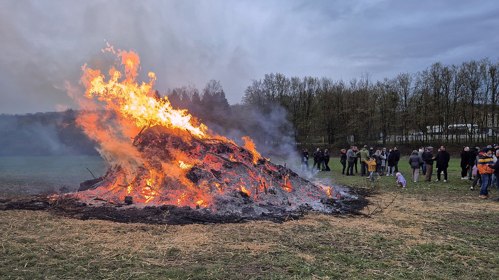 Tradition des Osterfeuers lebt an vielen Orten wieder auf