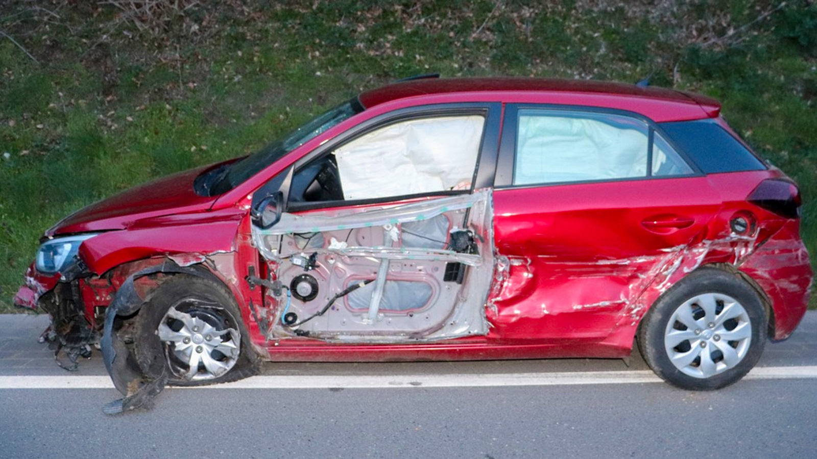 Schwerer Unfall auf der B83 bei Stahle: Fahrer aus Polle verletzt und unter Alkoholeinfluss
