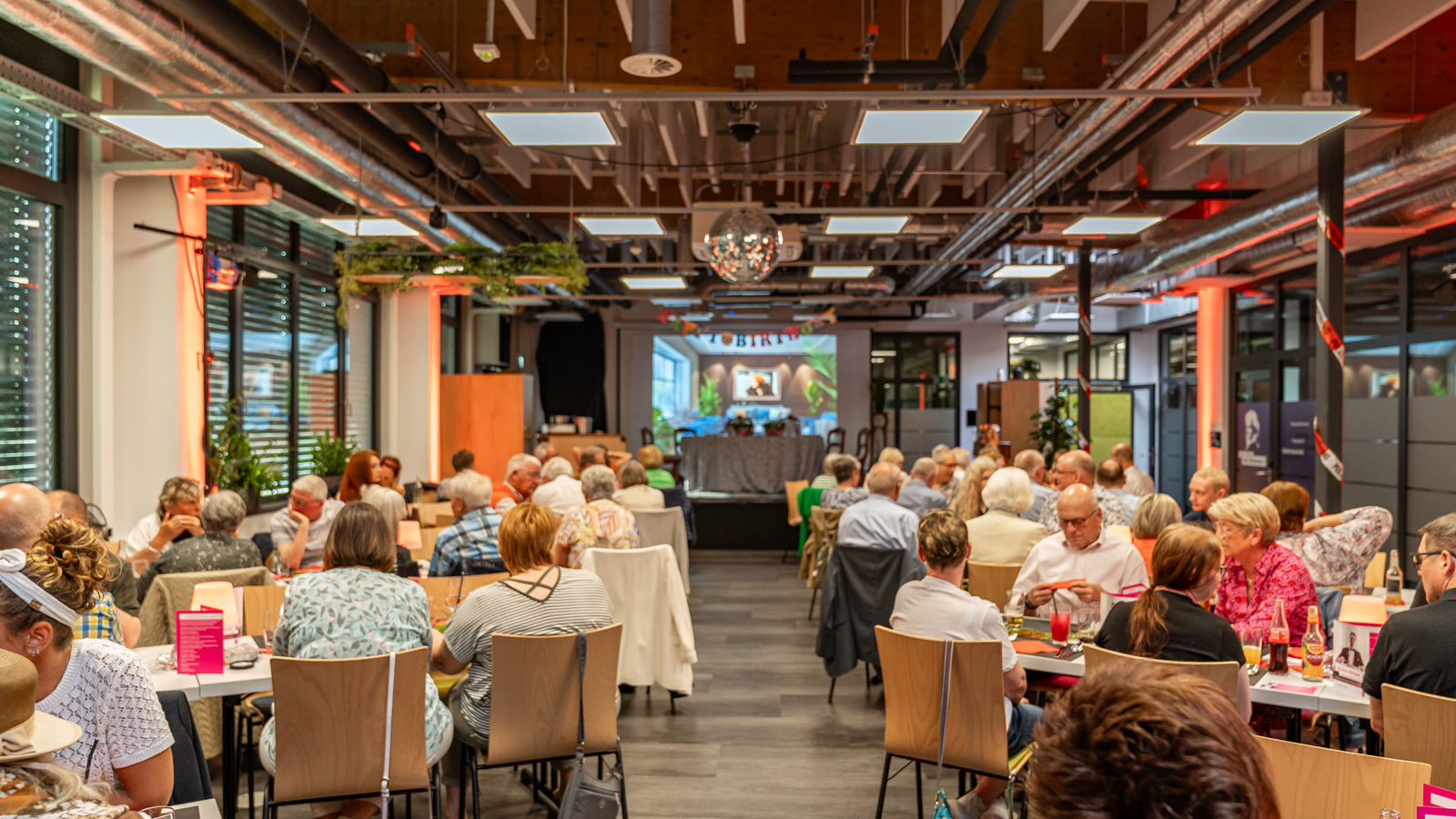 Varieté-Dinner im create:hub: Monsieur Momo bringt Magie und Humor auf die Bühne