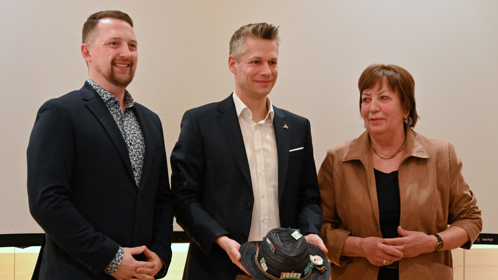 Sören Warnecke mit dem Vorsitzenden Carsten Minasch und der Mitgliederbeauftragten Monika Hüber. Sören Warnecke mit dem Vorsitzenden Carsten Minasch und der Mitgliederbeauftragten Monika Hüber.