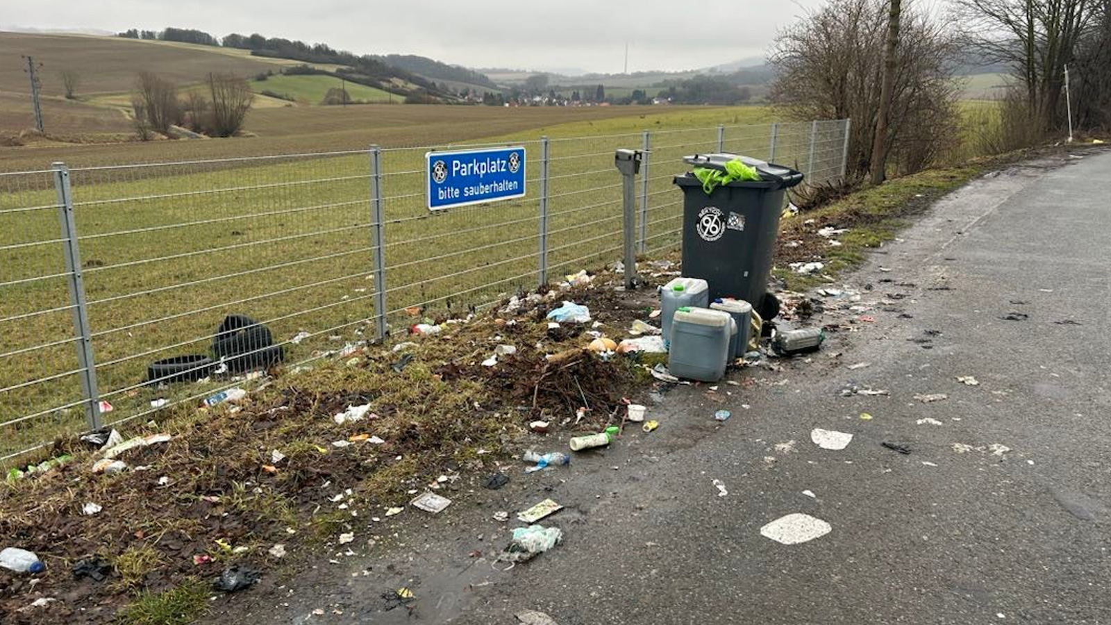 70 Liter Benzin-Öl-Gemisch illegal an B 3 bei Delligsen entsorgt