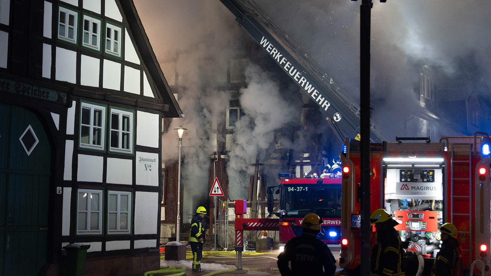 Großbrand in der Johannisstraße: Mehr als 150 Einsatzkräfte verhindern Übergreifen der Flammen