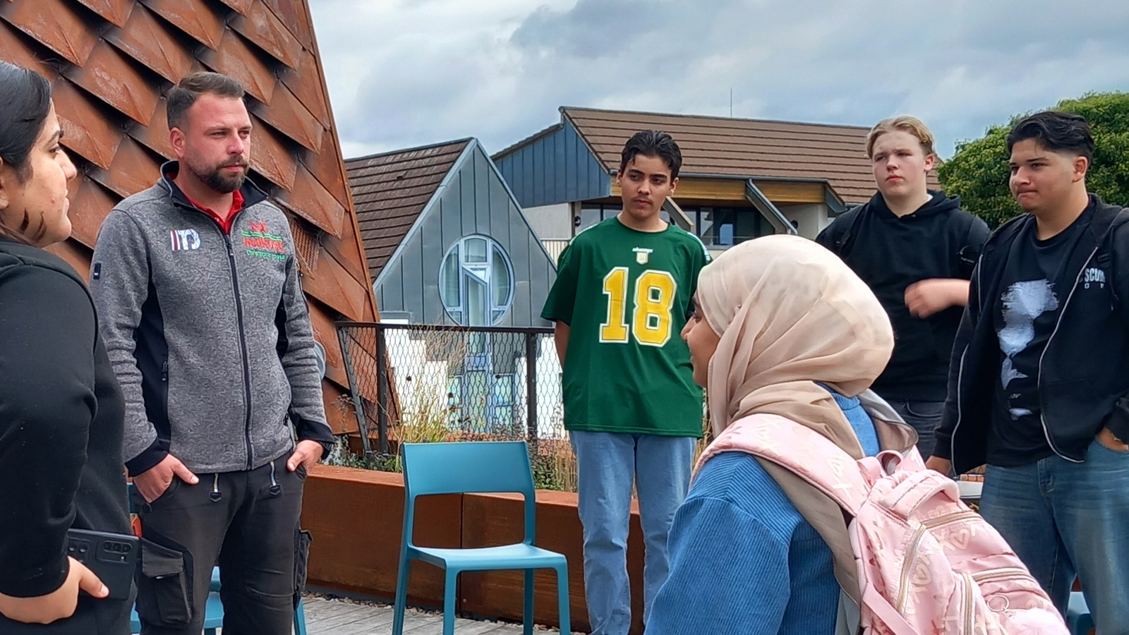 Exkursion im Rahmen des Projekts Green Tec: Schülerinnen und Schüler besuchten gemeinsam mit der Dachdeckerei Mairose das „Green Roof – Sensoria“ in Holzminden.