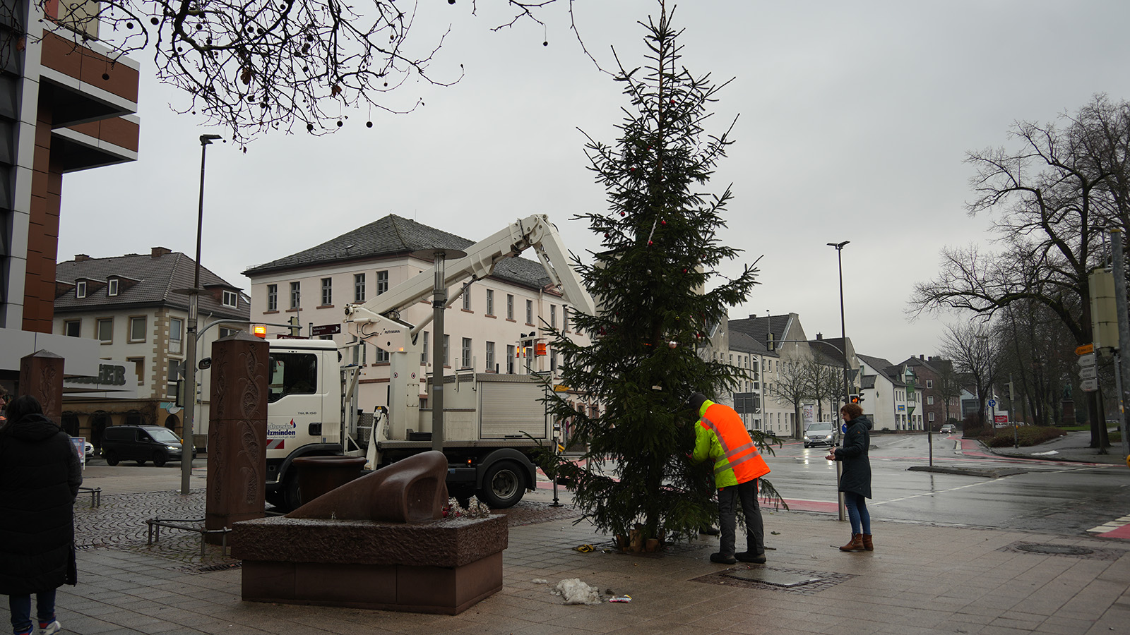 „Little Ugly Christmas Tree“ fachgerecht abgebaut – Erinnerung bleibt in Holzminden