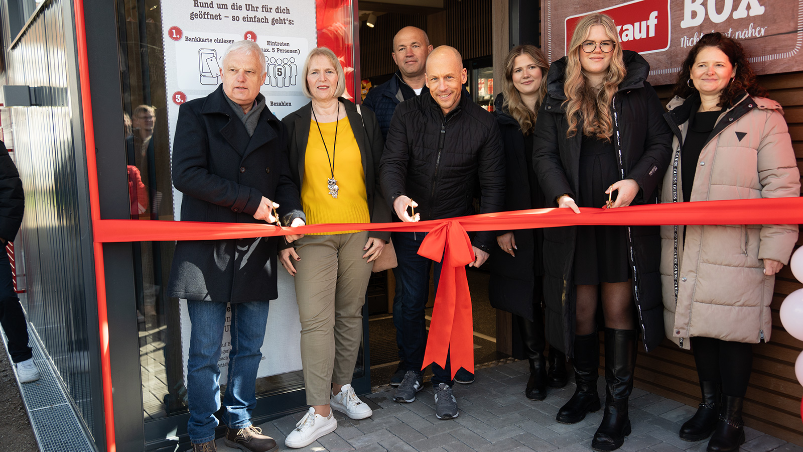 Ein Dorf feiert seine Zukunft: Nahkauf-Box wird zum neuen Treffpunkt in Golmbach