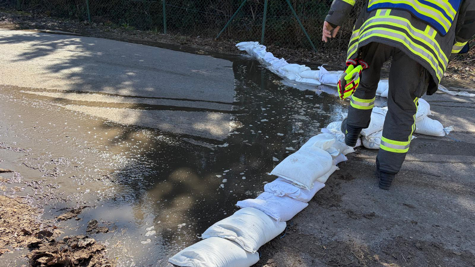 Großeinsatz am Vormittag: Defekter Gülle-Lkw sorgt für aufwendige Reinigungsarbeiten in Eschershausen